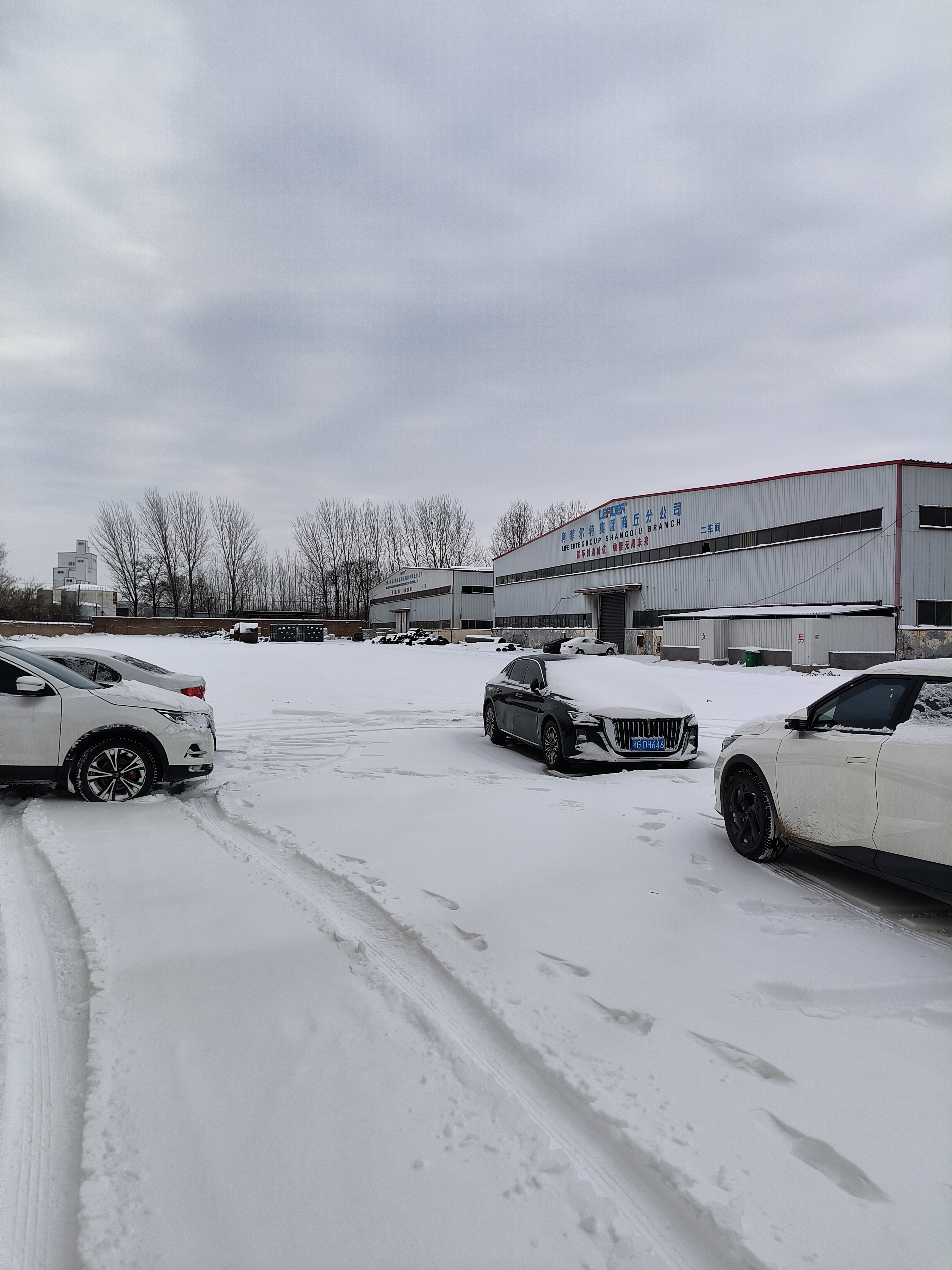 大雪天氣車間依然生產(chǎn)忙