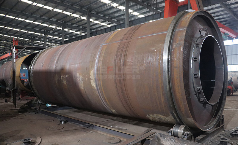 車間正在制作的裂解設備